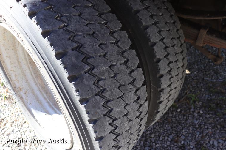 image for item EC9258 2001 Ford F550 flatbed truck with crane