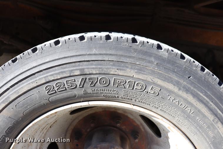 image for item EC9258 2001 Ford F550 flatbed truck with crane