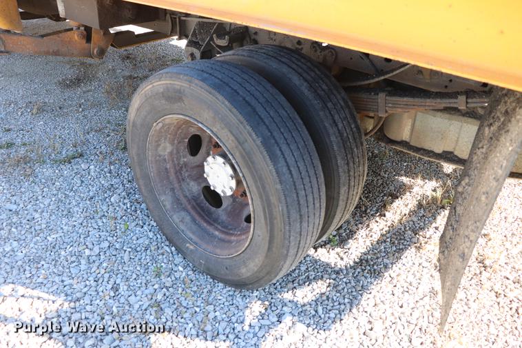 image for item EC9258 2001 Ford F550 flatbed truck with crane