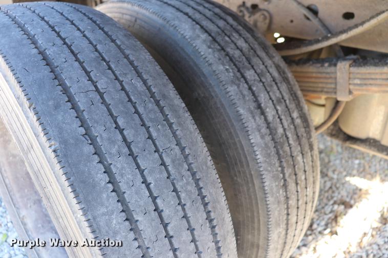 image for item EC9258 2001 Ford F550 flatbed truck with crane