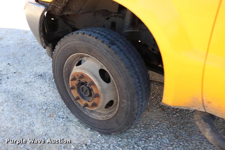 image for item EC9258 2001 Ford F550 flatbed truck with crane