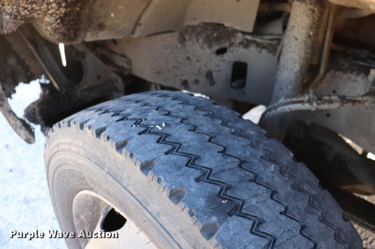 image for item EC9258 2001 Ford F550 flatbed truck with crane