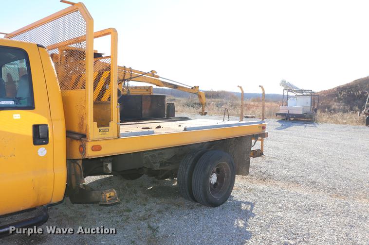 image for item EC9258 2001 Ford F550 flatbed truck with crane