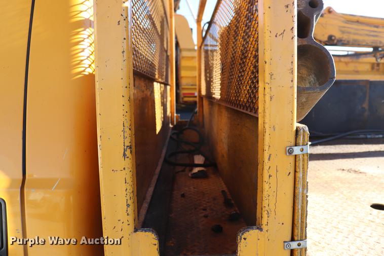 image for item EC9258 2001 Ford F550 flatbed truck with crane