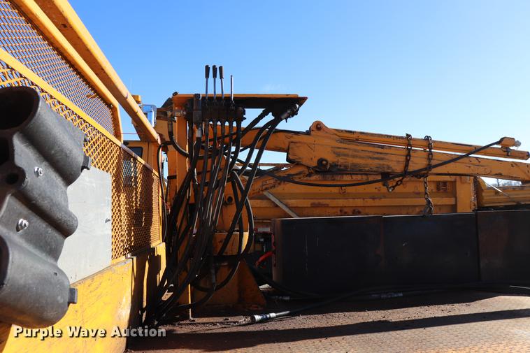 image for item EC9258 2001 Ford F550 flatbed truck with crane