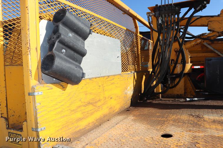 image for item EC9258 2001 Ford F550 flatbed truck with crane