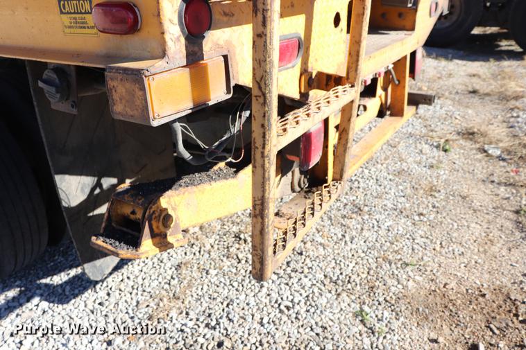 image for item EC9258 2001 Ford F550 flatbed truck with crane