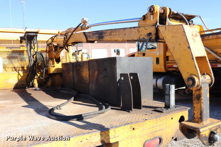 image for item EC9258 2001 Ford F550 flatbed truck with crane