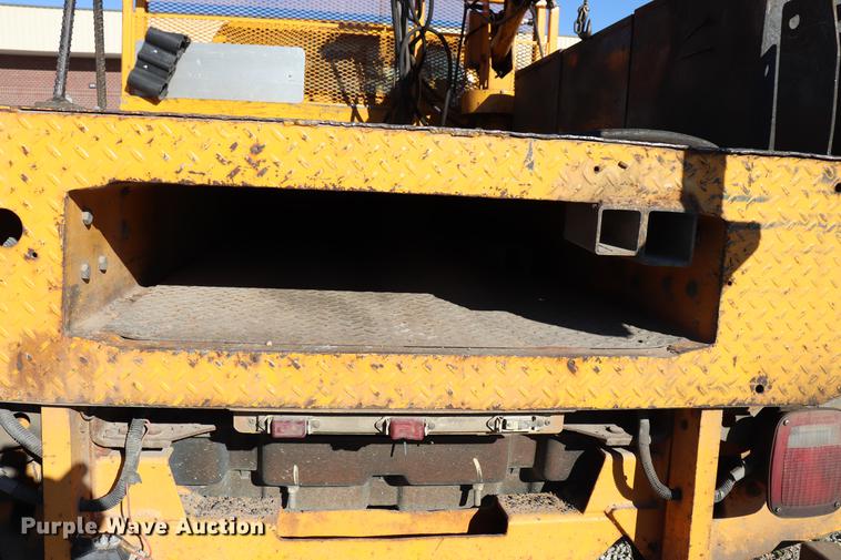 image for item EC9258 2001 Ford F550 flatbed truck with crane