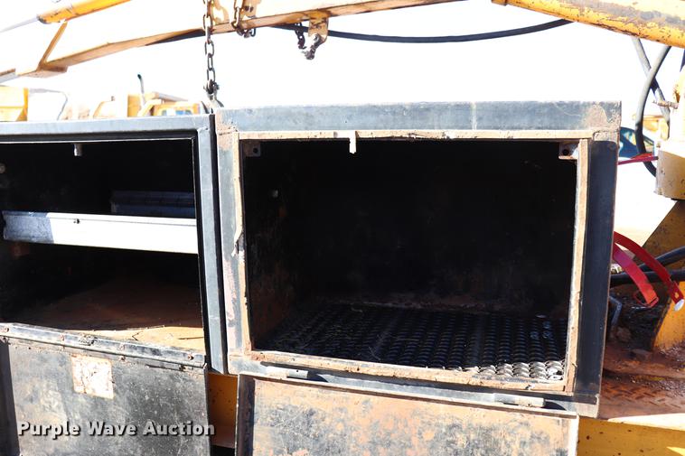 image for item EC9258 2001 Ford F550 flatbed truck with crane