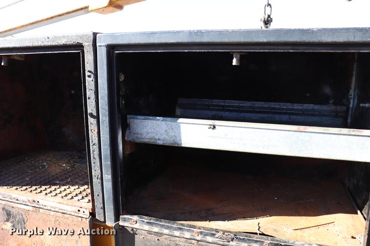 image for item EC9258 2001 Ford F550 flatbed truck with crane