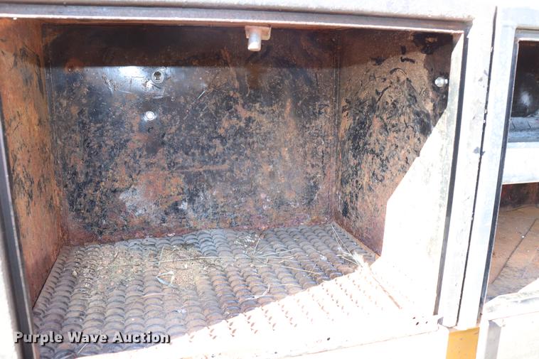 image for item EC9258 2001 Ford F550 flatbed truck with crane