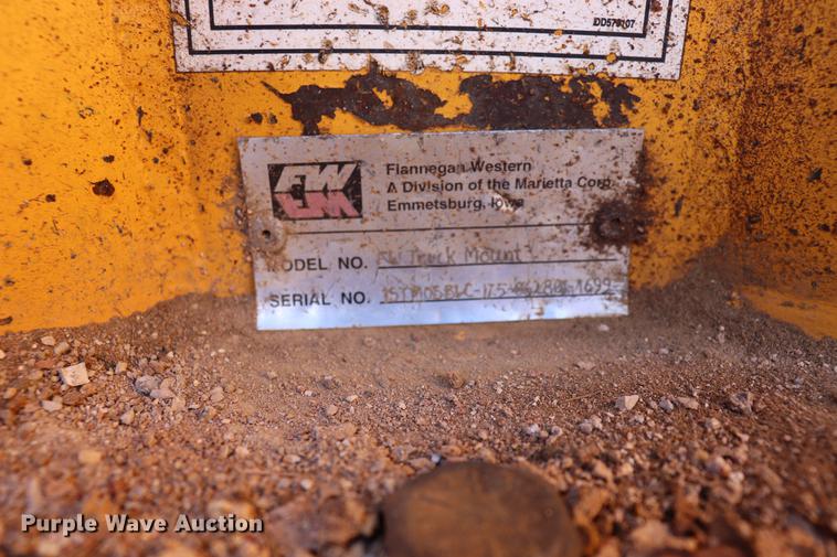 image for item EC9258 2001 Ford F550 flatbed truck with crane