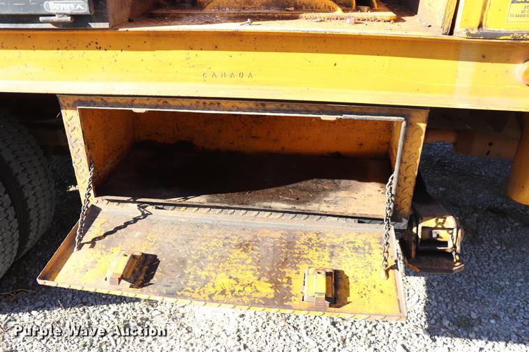 image for item EC9258 2001 Ford F550 flatbed truck with crane