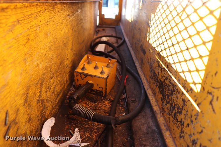 image for item EC9258 2001 Ford F550 flatbed truck with crane