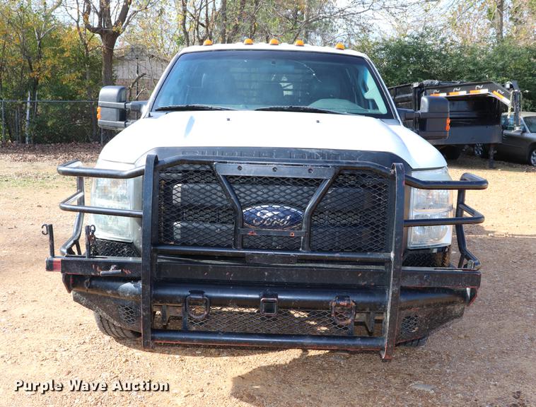 image for item EC9275 2011 Ford F350 Super Duty flatbed pickup truck