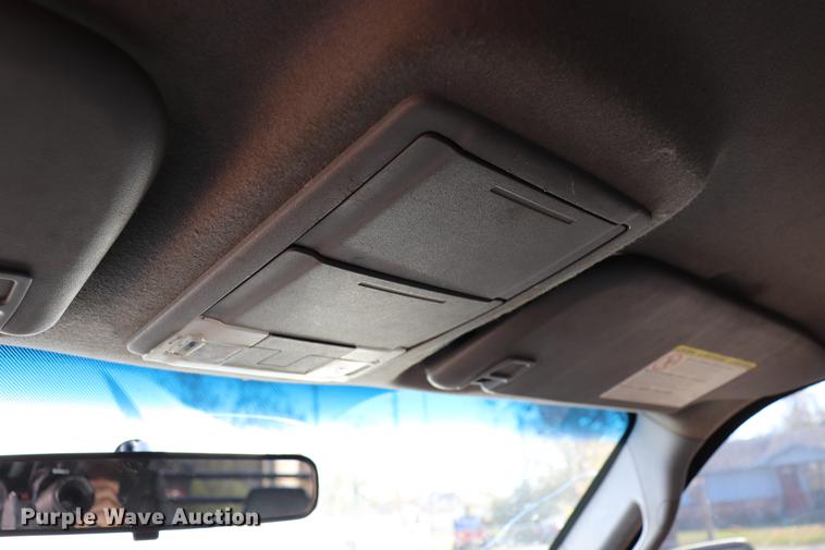 image for item EC9275 2011 Ford F350 Super Duty flatbed pickup truck