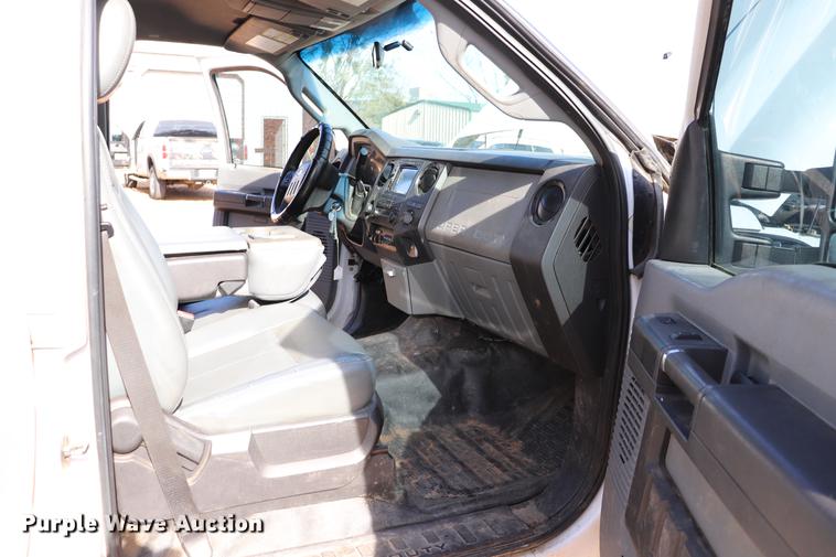 image for item EC9275 2011 Ford F350 Super Duty flatbed pickup truck