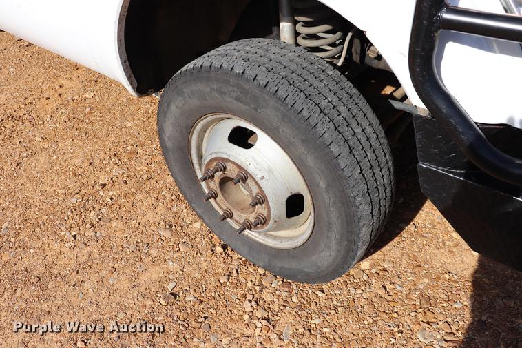 image for item EC9275 2011 Ford F350 Super Duty flatbed pickup truck