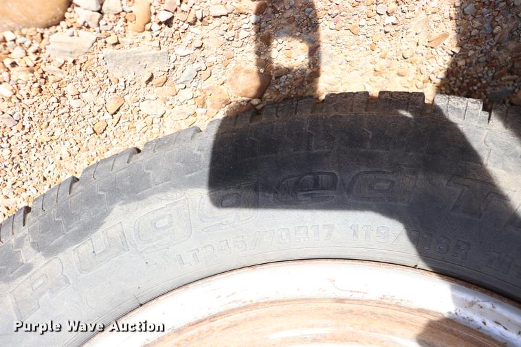 image for item EC9275 2011 Ford F350 Super Duty flatbed pickup truck