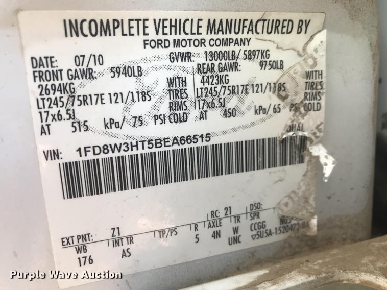 image for item EC9275 2011 Ford F350 Super Duty flatbed pickup truck