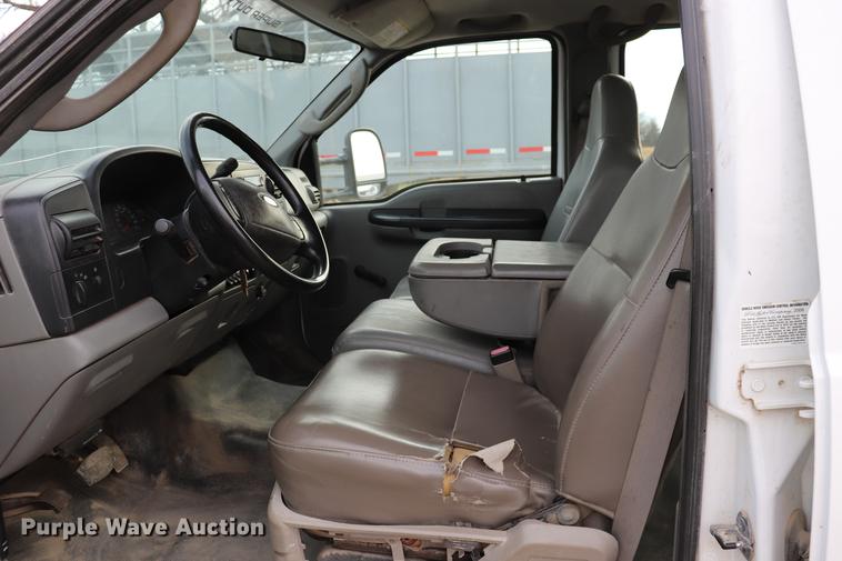 image for item EC9282 2006 Ford F350 Crew Cab pickup truck