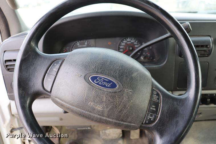 image for item EC9282 2006 Ford F350 Crew Cab pickup truck