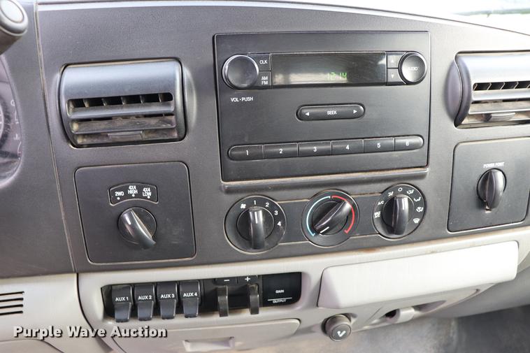 image for item EC9282 2006 Ford F350 Crew Cab pickup truck