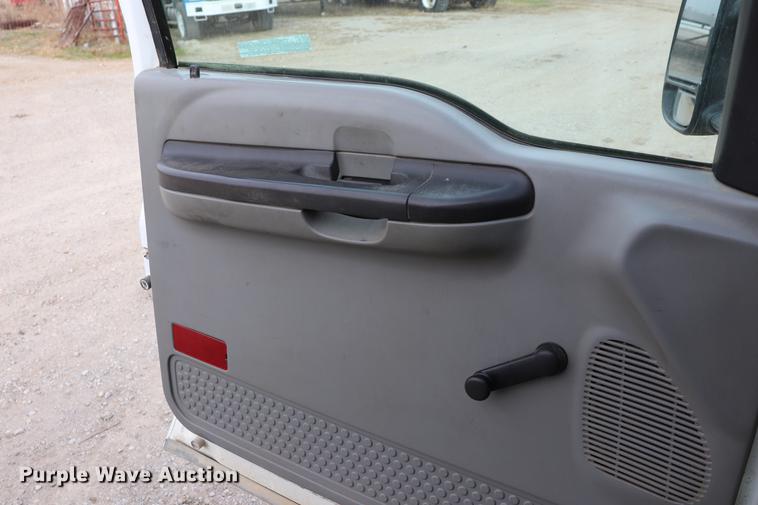 image for item EC9282 2006 Ford F350 Crew Cab pickup truck