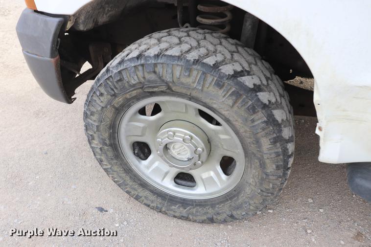 image for item EC9282 2006 Ford F350 Crew Cab pickup truck