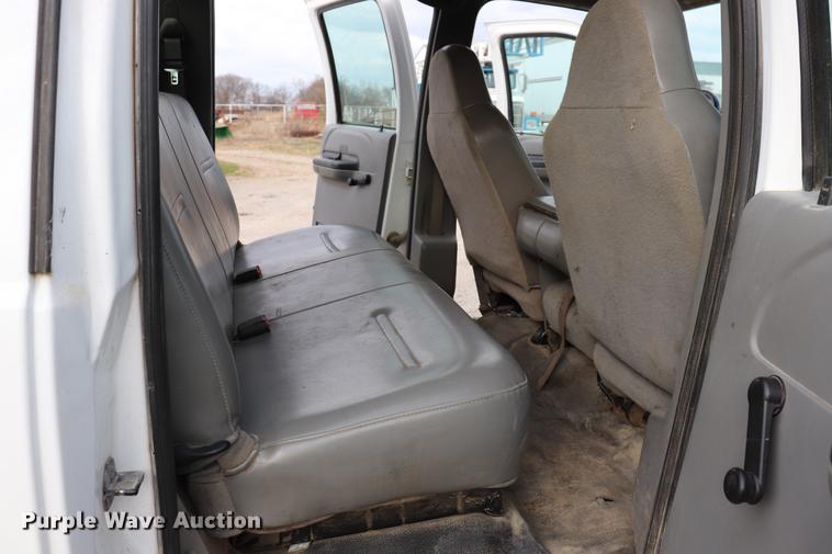 image for item EC9282 2006 Ford F350 Crew Cab pickup truck