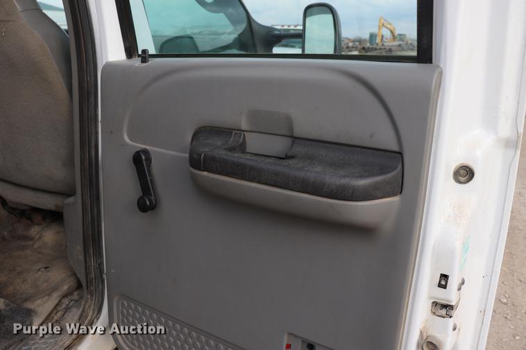 image for item EC9282 2006 Ford F350 Crew Cab pickup truck