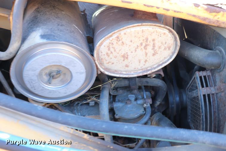 image for item ED9743 1999 New Holland 675 backhoe