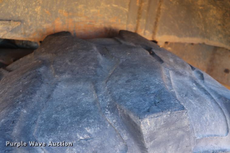 image for item ED9743 1999 New Holland 675 backhoe