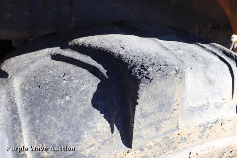 image for item ED9743 1999 New Holland 675 backhoe