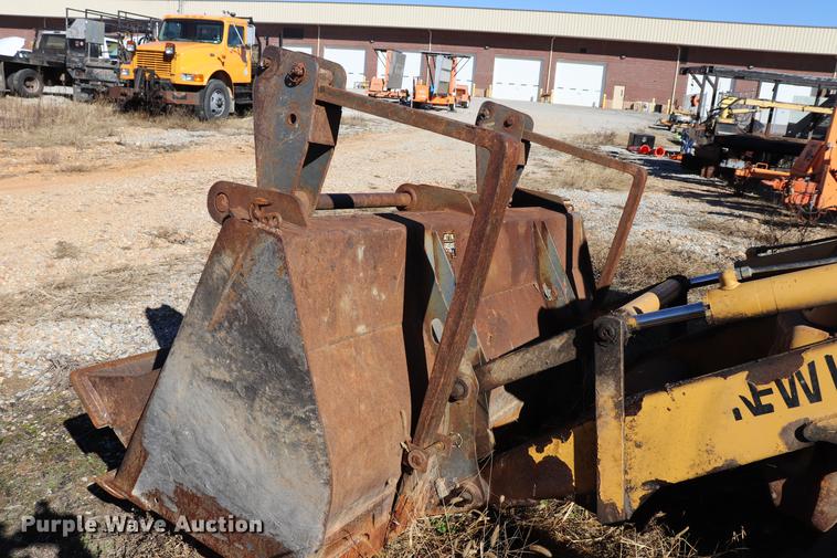 image for item ED9743 1999 New Holland 675 backhoe