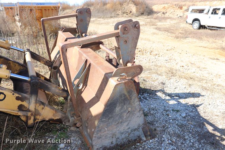 image for item ED9743 1999 New Holland 675 backhoe