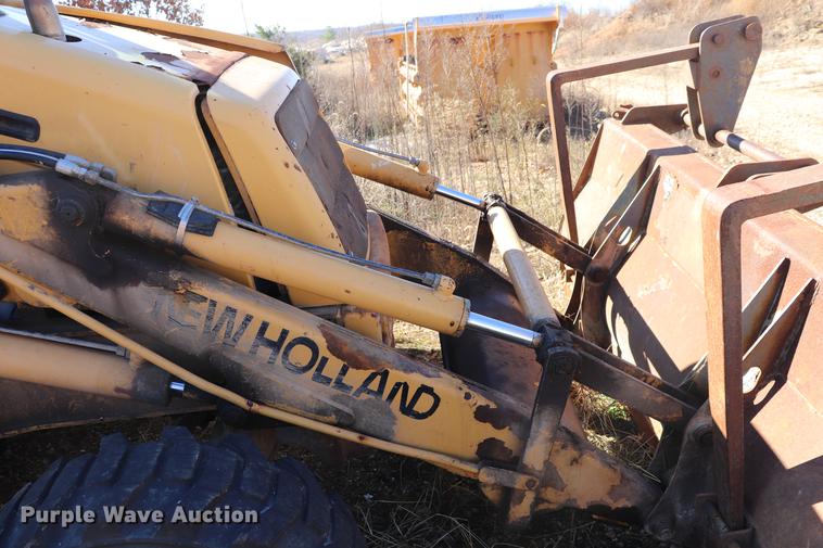 image for item ED9743 1999 New Holland 675 backhoe