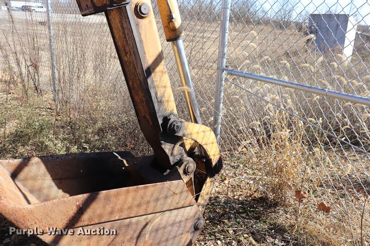 image for item ED9743 1999 New Holland 675 backhoe