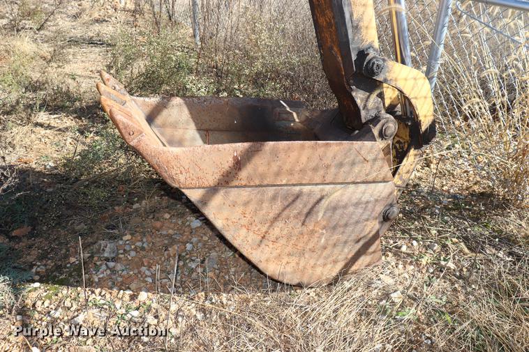 image for item ED9743 1999 New Holland 675 backhoe