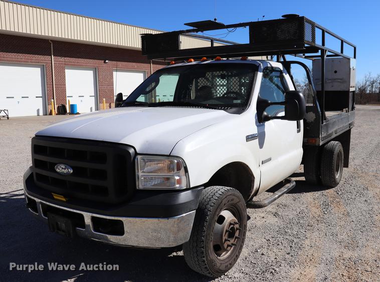 image for item ED9745 2006 Ford F350 Super Duty flatbed pickup truck