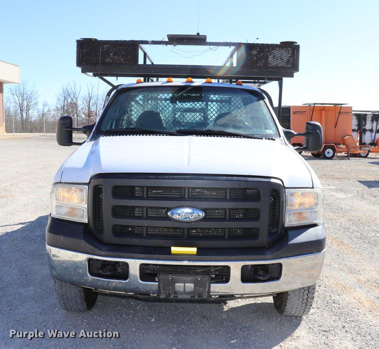 image for item ED9745 2006 Ford F350 Super Duty flatbed pickup truck