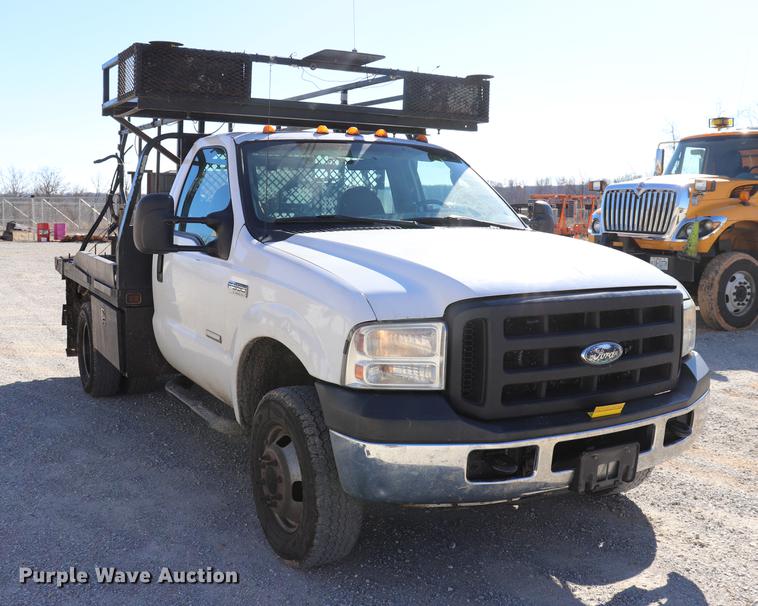image for item ED9745 2006 Ford F350 Super Duty flatbed pickup truck