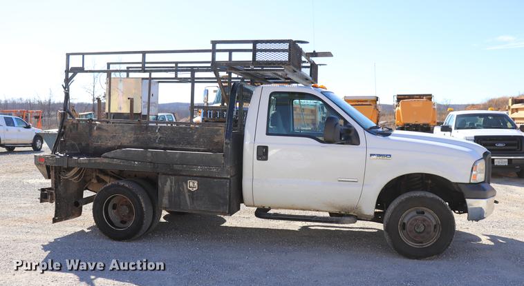 image for item ED9745 2006 Ford F350 Super Duty flatbed pickup truck