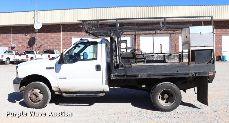 image for item ED9745 2006 Ford F350 Super Duty flatbed pickup truck