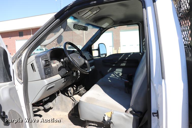 image for item ED9745 2006 Ford F350 Super Duty flatbed pickup truck