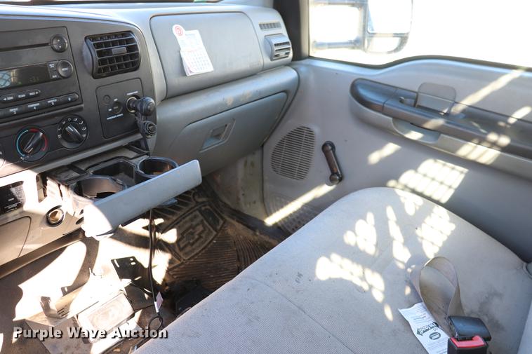 image for item ED9745 2006 Ford F350 Super Duty flatbed pickup truck