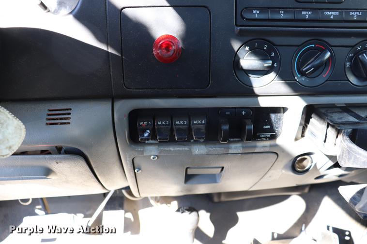 image for item ED9745 2006 Ford F350 Super Duty flatbed pickup truck