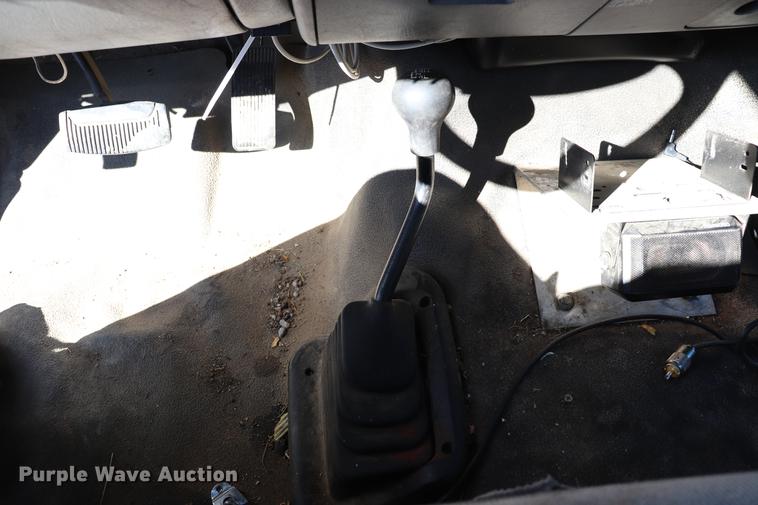 image for item ED9745 2006 Ford F350 Super Duty flatbed pickup truck