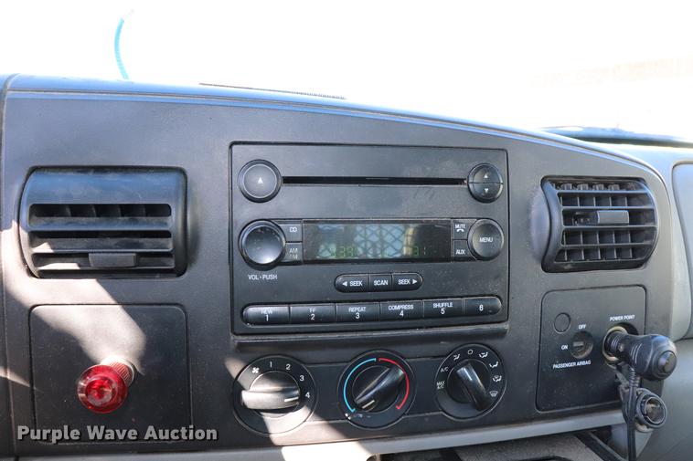 image for item ED9745 2006 Ford F350 Super Duty flatbed pickup truck